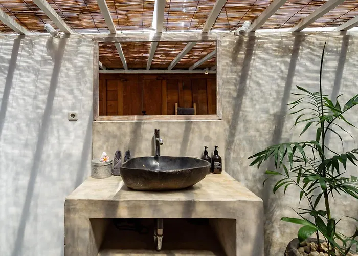 Villa Aniri - - Walk To & Cafes *